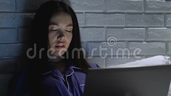 夜间使用笔记本电脑远程访问日程安排不规则的睡眠女工视频的预览图