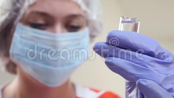 持有注射器和疫苗的女医生视频的预览图