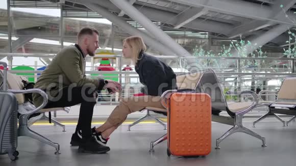 情侣们正在火车站里等火车聊天视频的预览图