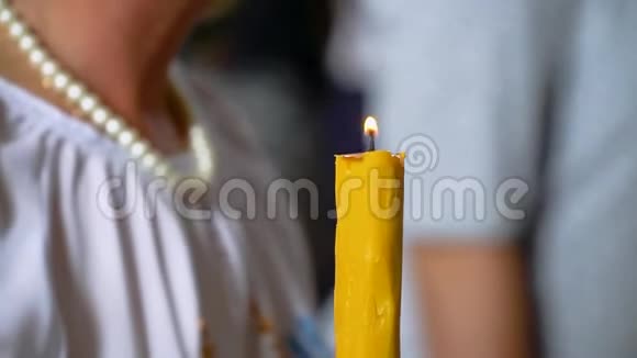 在教堂里举着黄色蜡烛的女人视频的预览图