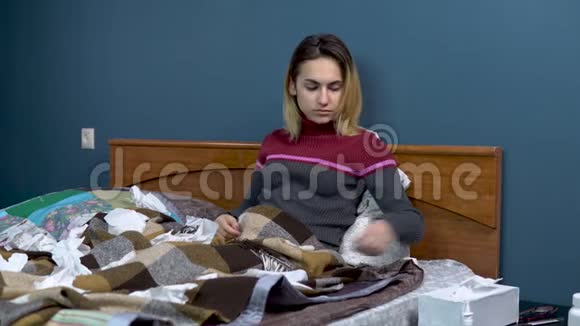 年轻女人打喷嚏女孩躺在床上格子布下的一圈餐巾都散了视频的预览图