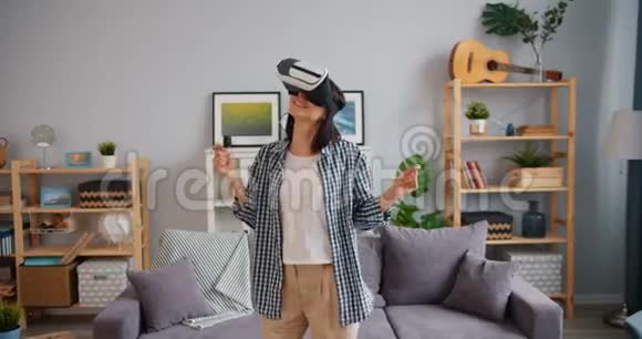 慢动作的快乐女人在增强现实眼镜中跳舞玩得开心视频的预览图