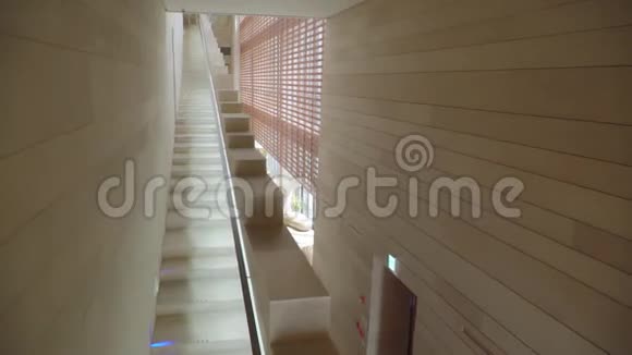 一个大房间里的长花岗岩楼梯视频的预览图