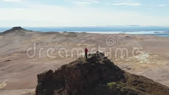 摄影师曼旅行者在山顶拍照冰岛鸟瞰图视频的预览图