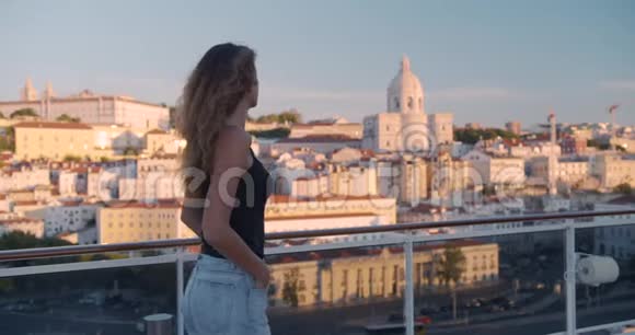 葡萄牙女孩散步和观看里斯本的城市景色历史名城中心视频的预览图