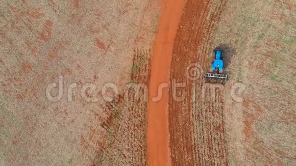 一辆拖拉机在空中耙土种植大豆视频的预览图