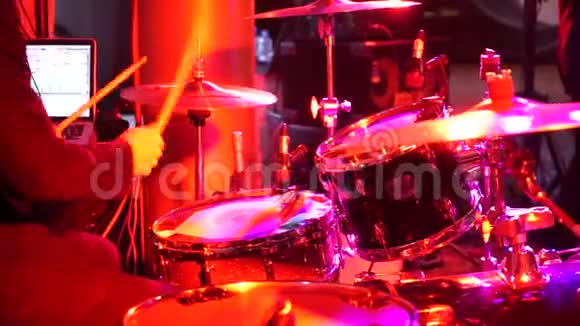 鼓手在俱乐部里演奏架子鼓视频的预览图