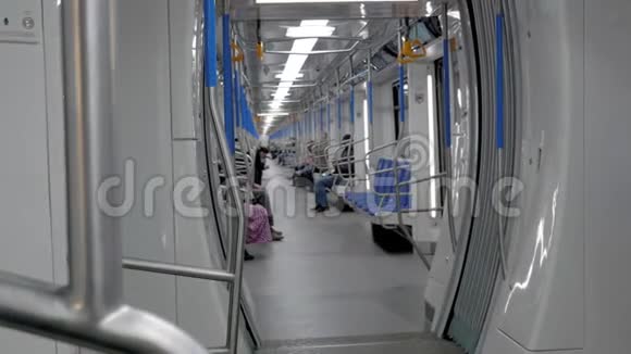 地铁地铁地铁长途汽车移动蓝座椅扶手远离人群坐视频的预览图