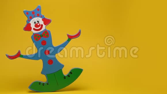 黄色背景的滑稽木制小丑视频的预览图