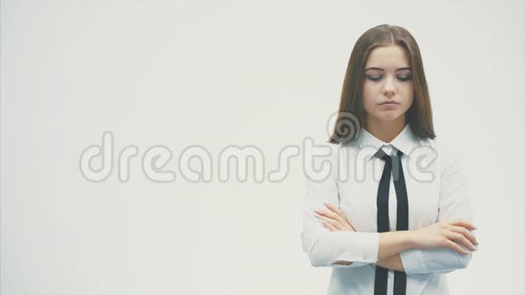 站在白色背景上的年轻漂亮女孩同时制定业务发展计划视频的预览图