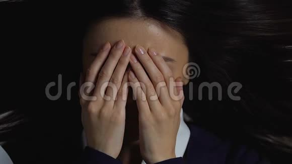 疲惫的商务女性看着附近的文件工作过度的问题倦怠视频的预览图