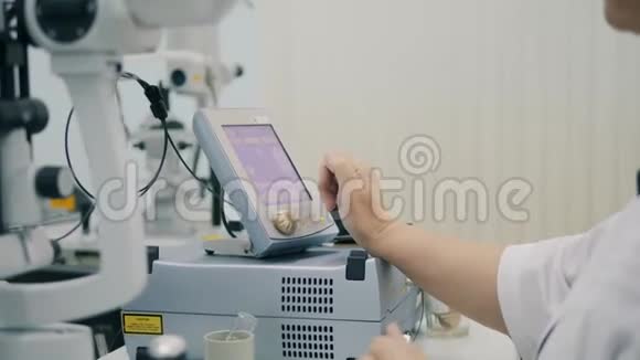 女眼科医生在一个房间里用机器工作视频的预览图