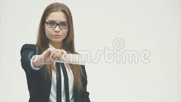 幸福的女人穿着办公室服装手里拿着银扇在白色背景下被隔离视频的预览图