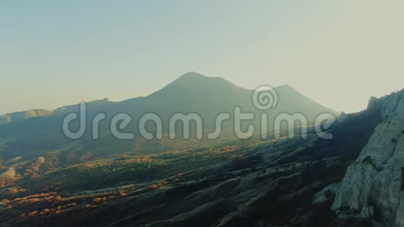 夕阳落在群山中沿着山坡从上面望去视频的预览图