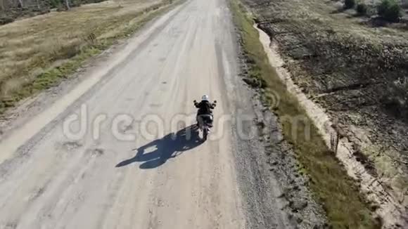 在乡间公路上骑大型摩托车空中射击视频的预览图