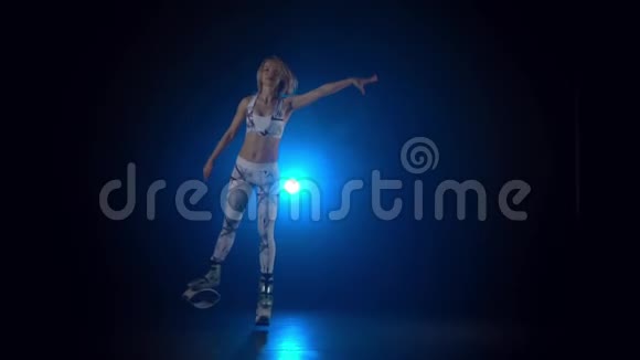 kangoo跳跃中迷人女性表演练习的慢动作视频的预览图