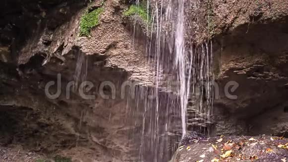 水从岩石墙上掉下来视频的预览图