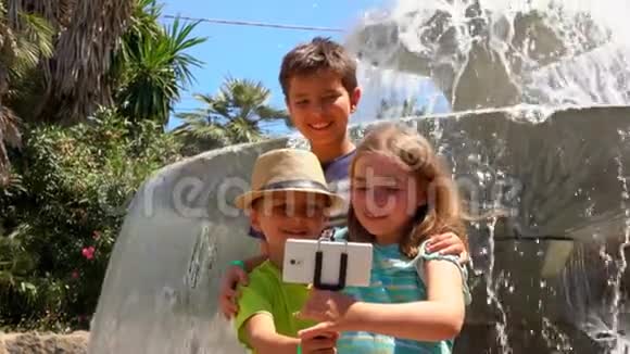 孩子们在喷泉处拍照视频的预览图