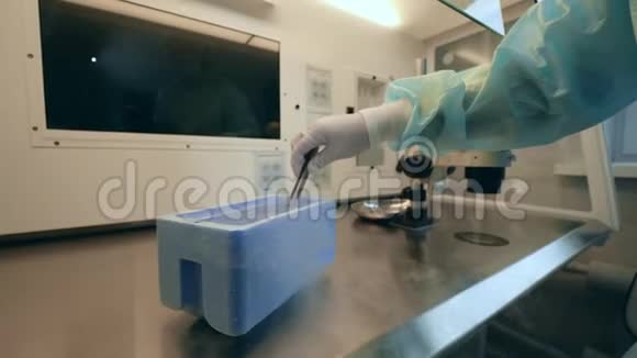 一名工人在实验室用样品进行实验视频的预览图