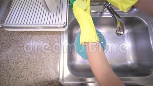 女人在厨房水槽里洗碗女性洗手液视频的预览图