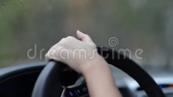 女人的手在车里转动方向盘方向盘上部的特写选择性聚焦视频的预览图