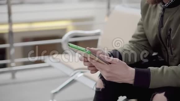 男人在平板电脑上玩电子游戏在显示器上滑动和敲击特写视频的预览图