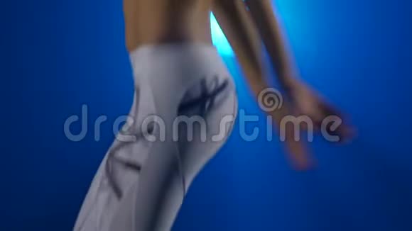 在kangoo的特写性感女孩跳鞋对抗蓝色聚光灯慢动作视频的预览图