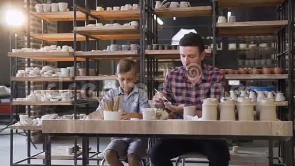 中年男子和他的小儿子一起在陶器里度过时光视频的预览图