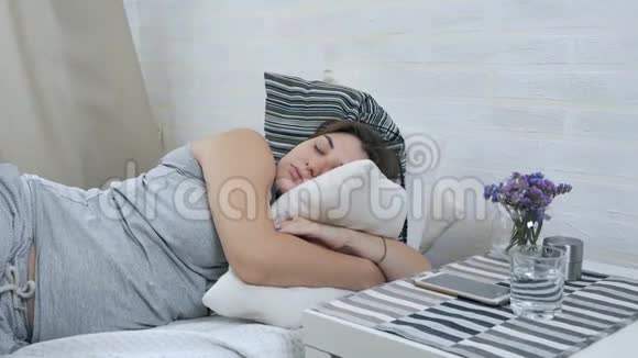 一个怀孕的女孩睡在床上被手机分心怀孕女孩的梦想视频的预览图