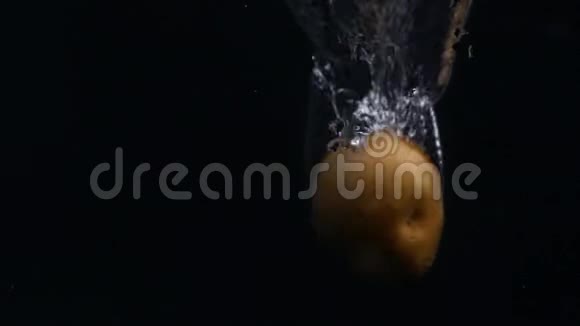 土豆落在水中的黑色背景视频的预览图