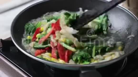 锅里煮蔬菜锅里炒蔬菜健康视频的预览图