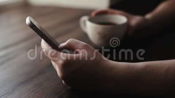 手中的少女特写拿着手机女商人在咖啡馆打电话视频的预览图