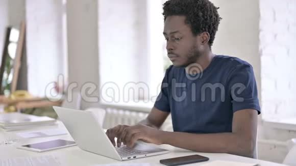 年轻的非洲设计师在笔记本电脑上做视频聊天视频的预览图