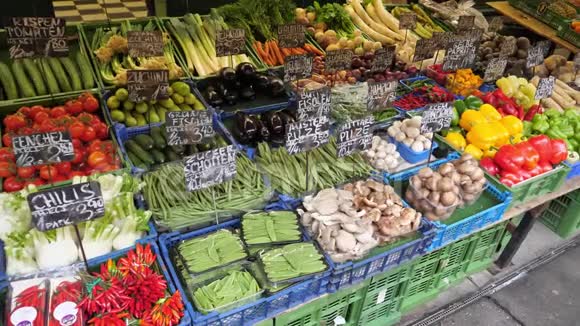 在维也纳的Naschmarkt出售蔬菜市场视频的预览图