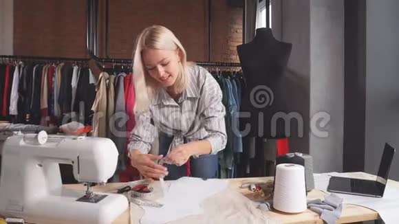 裁缝用测量胶带工作视频的预览图