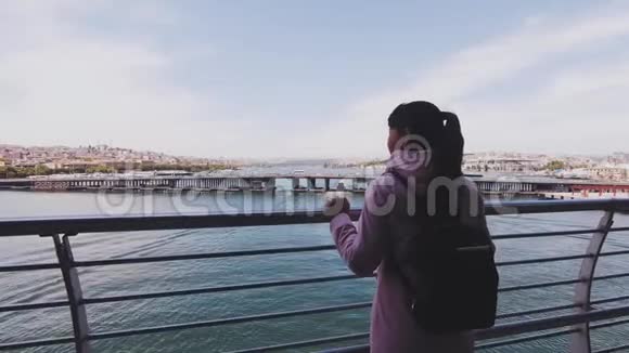 女游客站在桥上欣赏金角湾景观视频的预览图
