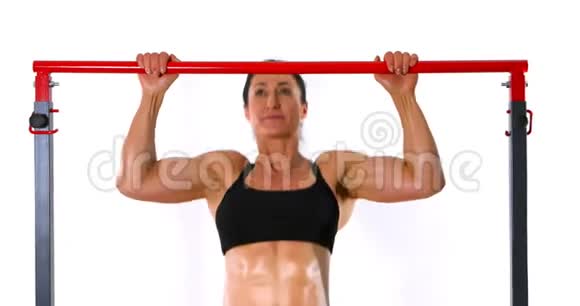 肌肉发达的女人在拉视频的预览图