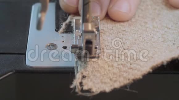 在缝纫机上用缝纫布缝制人的手缝用缝纫机修理织物4k视频视频的预览图