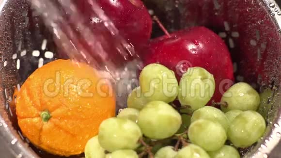喷水冲洗慢镜头水果视频的预览图