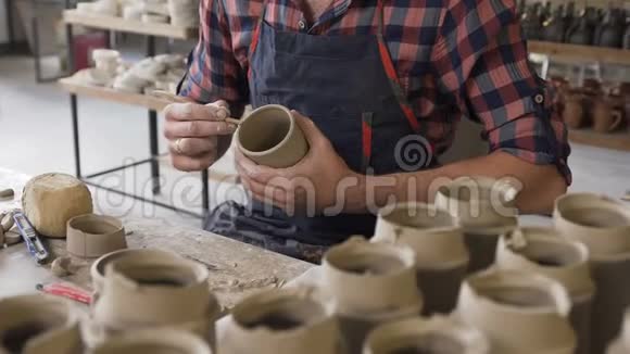 中年男性陶工在陶器中制作陶瓷花瓶视频的预览图