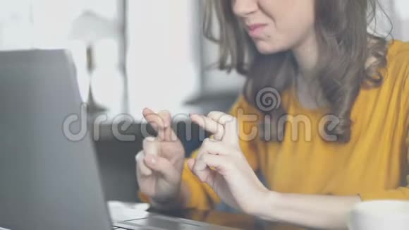 兴奋的女人使用笔记本电脑为了好运而交叉手指工作晋升电子邮件视频的预览图