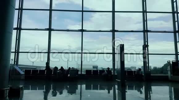 机场的一群剪影人带着行李去登记视频的预览图