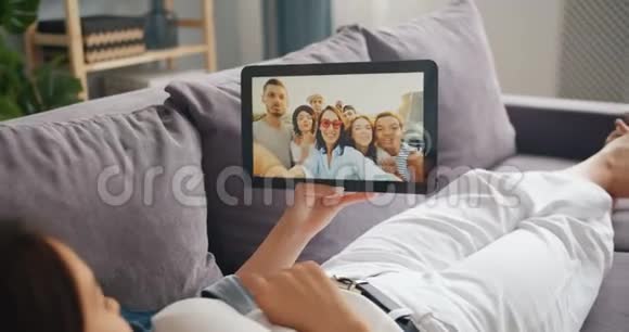 快乐女孩用平板电脑打视频电话在网上和朋友聊天视频的预览图