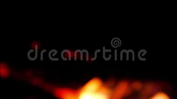 美丽的抽象明亮的红色和橙色模糊的火焰在黑色的夜晚背景与波克效应篝火晚会篝火晚会菲菲视频的预览图