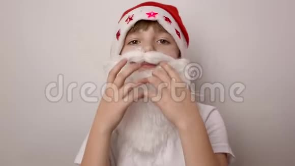 戴着圣诞老人帽子的假胡子女孩微笑着在白色背景下笑视频的预览图