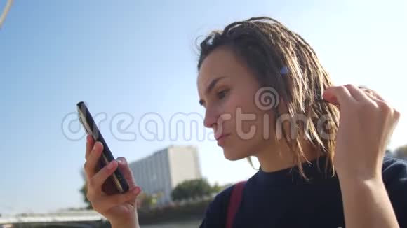 带着可怕的女孩看着电话社交网络千禧年视频的预览图
