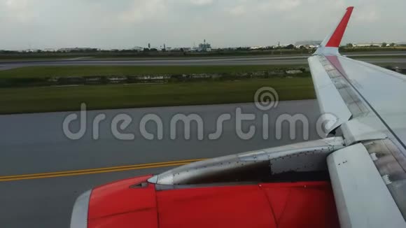 飞机着陆后机翼和襟翼的窗口视图视频的预览图