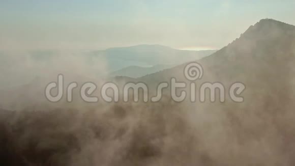 秋天在雾中飞越山脉的空气视频的预览图