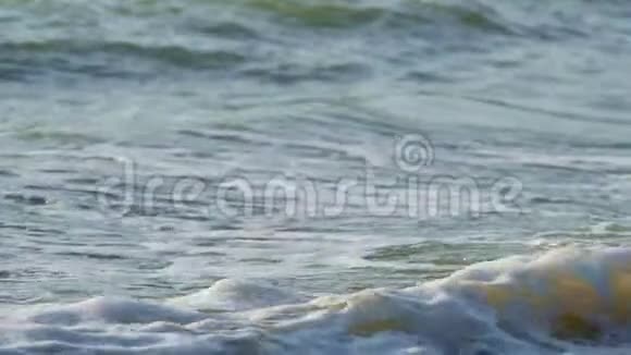 海滩上的波浪和气泡视频的预览图