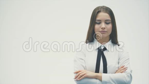 年轻漂亮的商业女孩站在白色的背景上在这期间用叉子向前看着摄像机视频的预览图